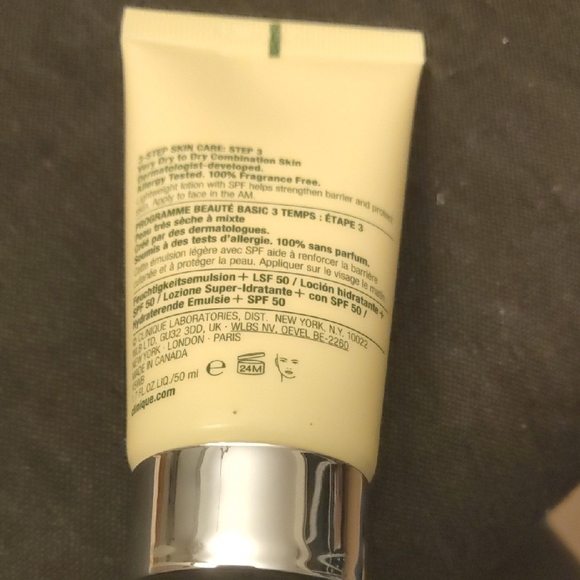 Clinique SPF 50 Moisturizing Lotion - Cream - Picture 2 of 2